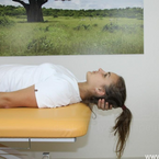 Záklon šíje vleže na zádech při výhřezu meziobratlové ploténky v krční páteři