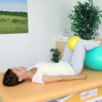 Posílení hýžďových svalů a zadní strany stehen s overballem